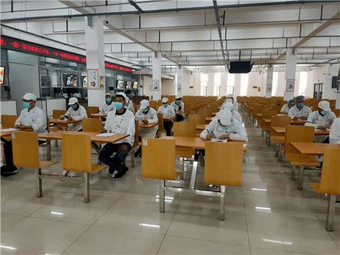 市职教园区食堂召开食品安全培训会议暨体育单招相关政策解读